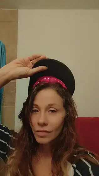 Poniéndose la gorra LED